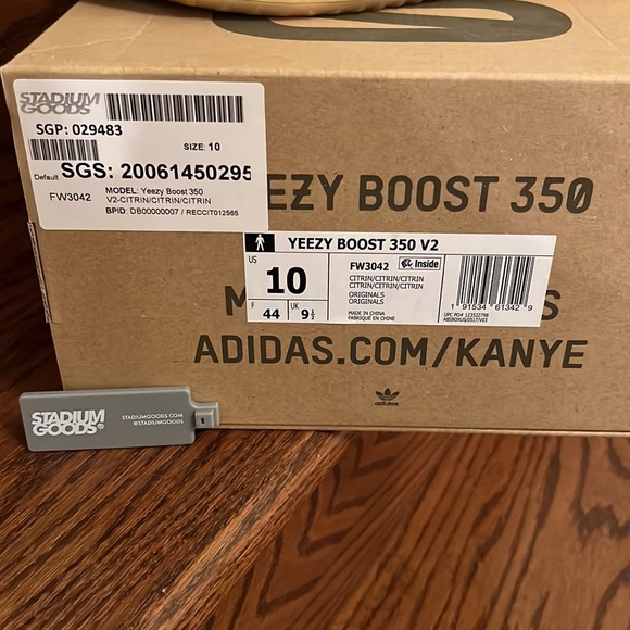 Yeezy Boost 350 V2 - Picture 2 of 5
